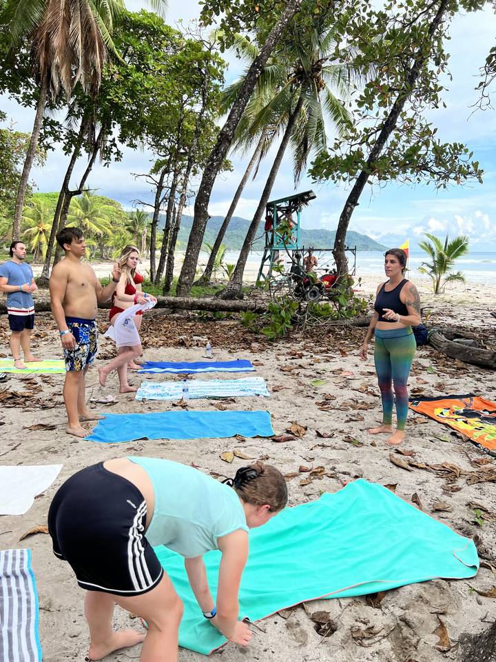 Scène de plage avec des personnes et des serviettes