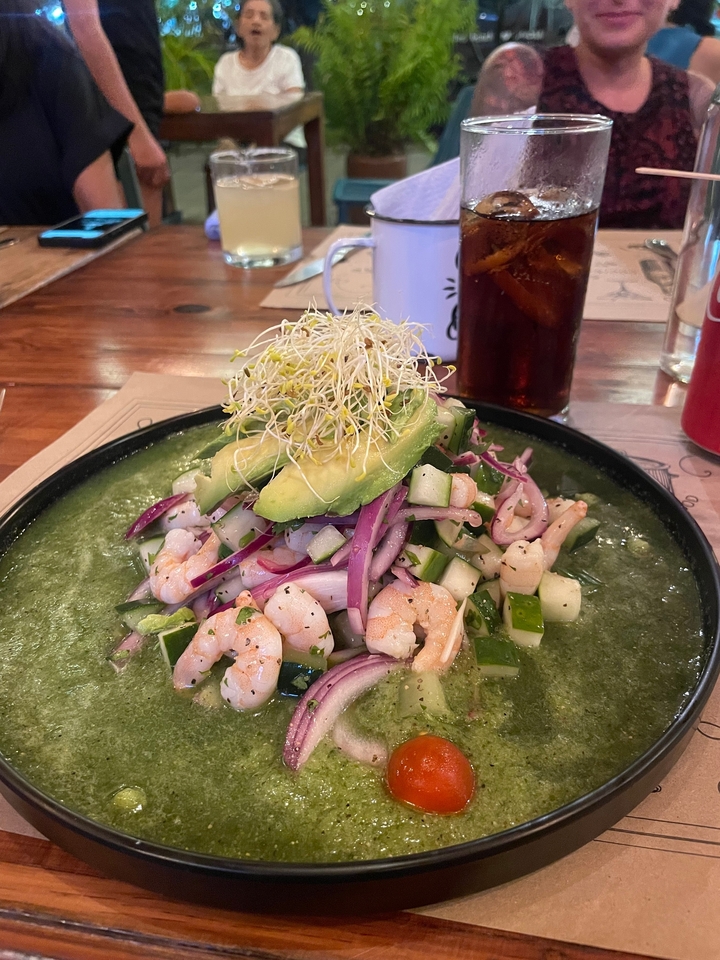 Salade aux crevettes, avocat et pousses.