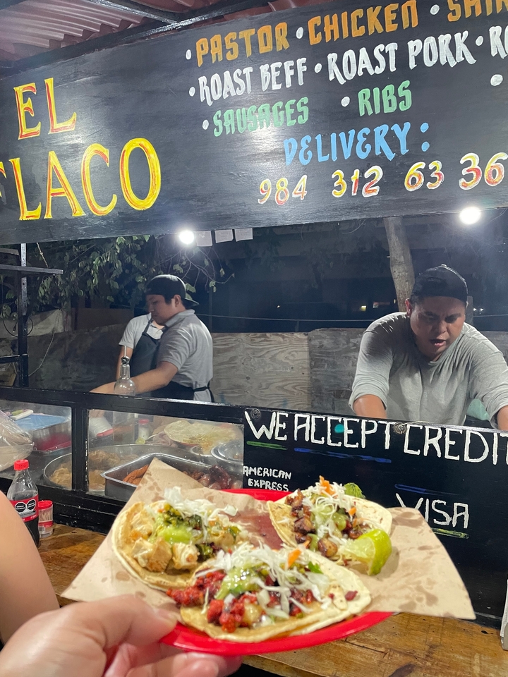Vendeurs de nourriture de rue préparant de la nourriture la nuit