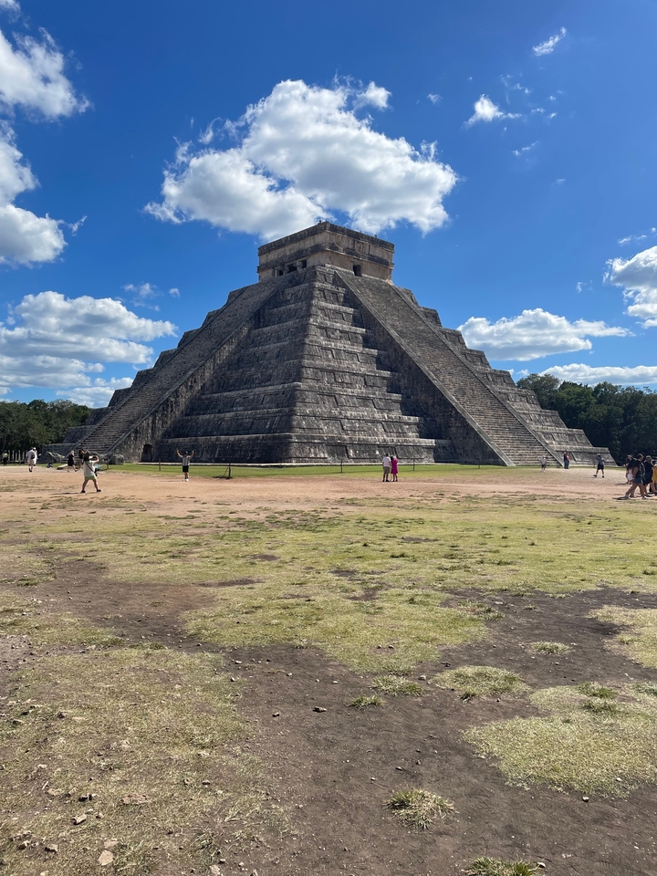 Des touristes visitant la pyramide de Chichen Itza.