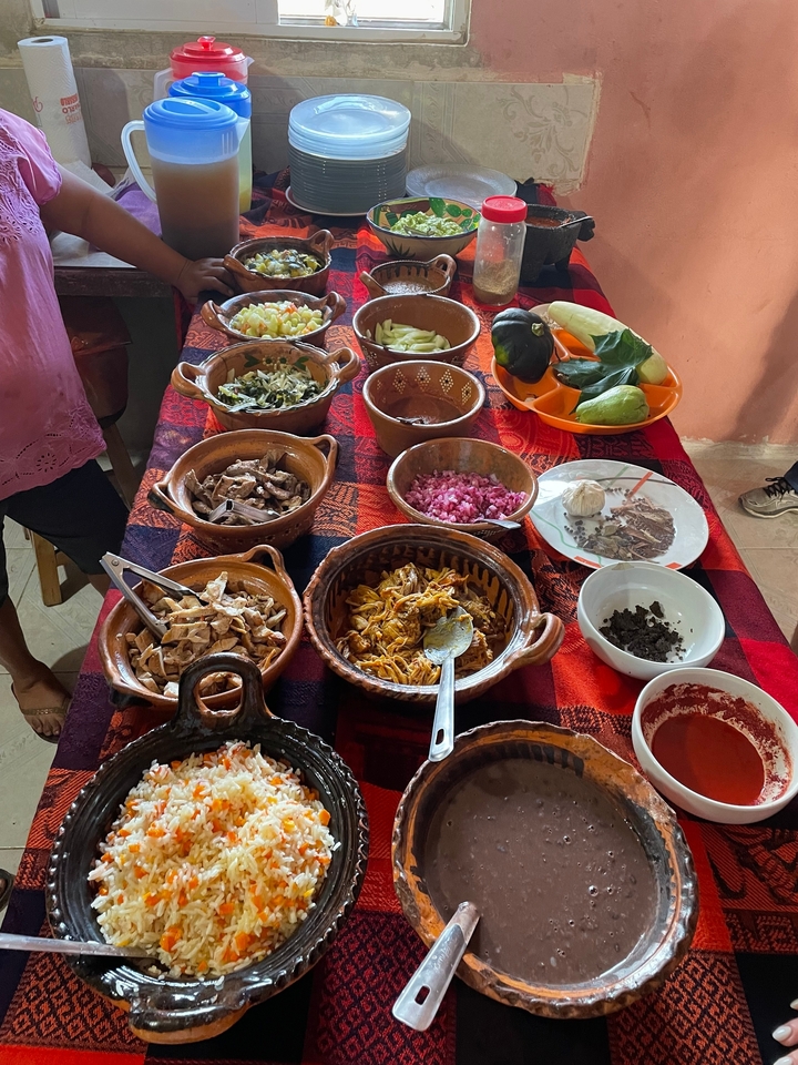 Cuisine mexicaine étalée sur une table colorée avec divers plats.