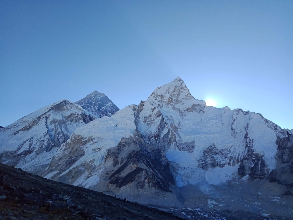 Des pics montagneux enneigés sous un ciel bleu limpide.