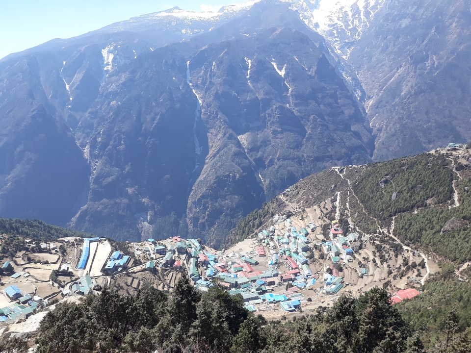 Vue aérienne d'un village de montagne.