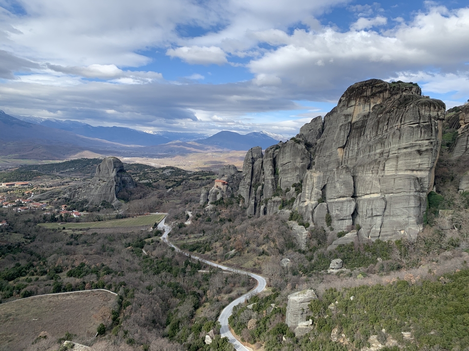 Rochers et montagnes sous un ciel partiellement nuageux.