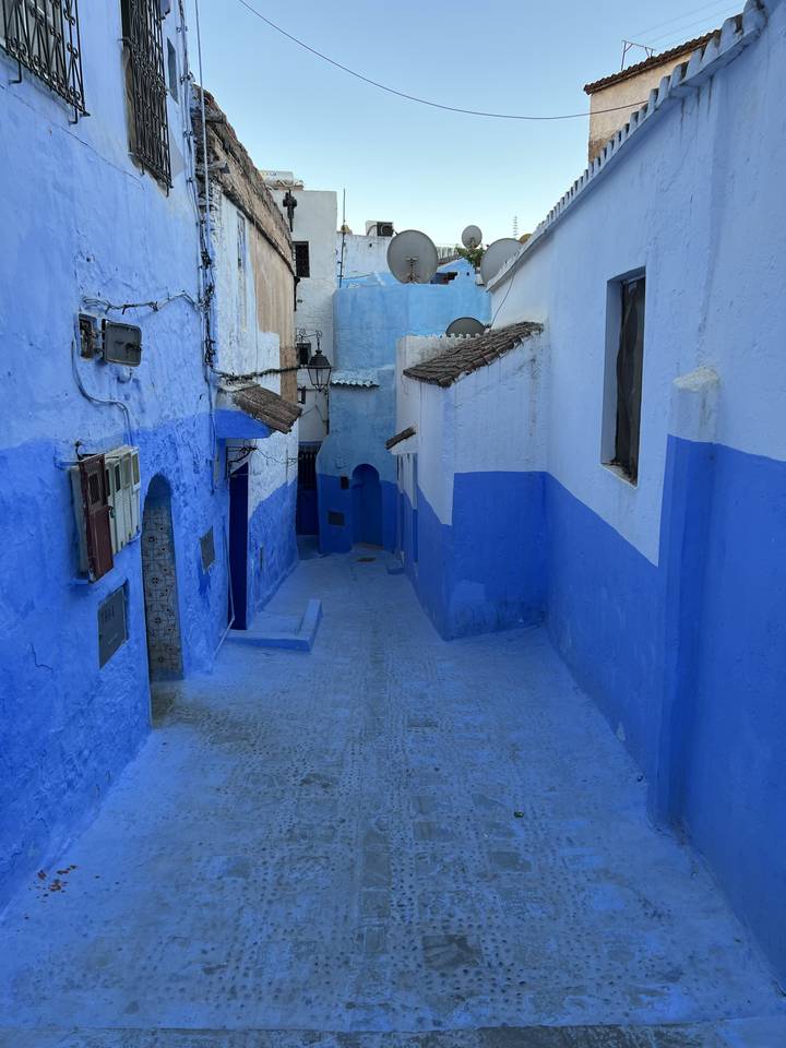 Rue étroite bleue dans une ville historique.