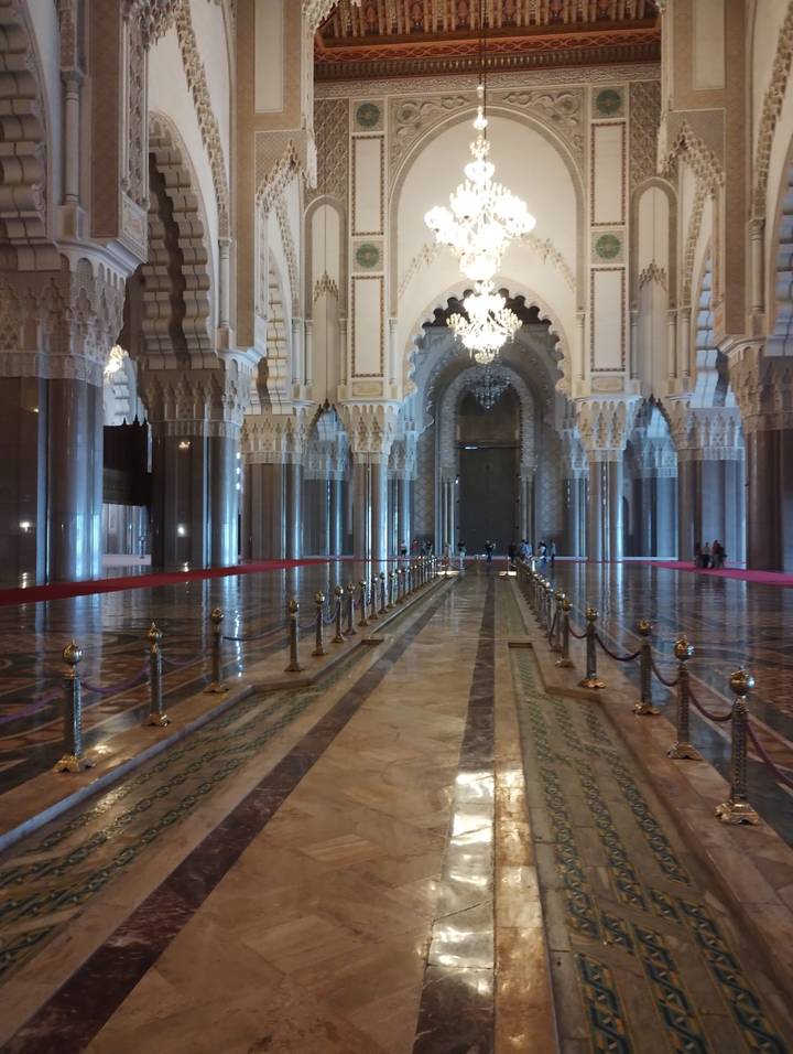 Vue intérieure d'un couloir richement décoré.