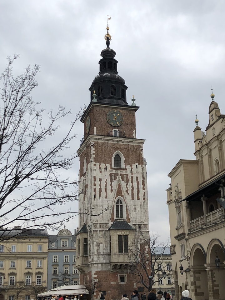 Tour d'horloge avec une façade historique dans une ville.