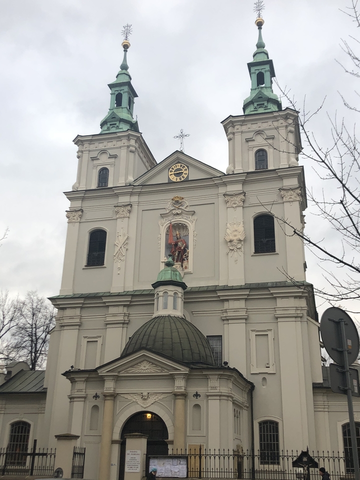 Gros plan d'une façade d'église au design orné.
