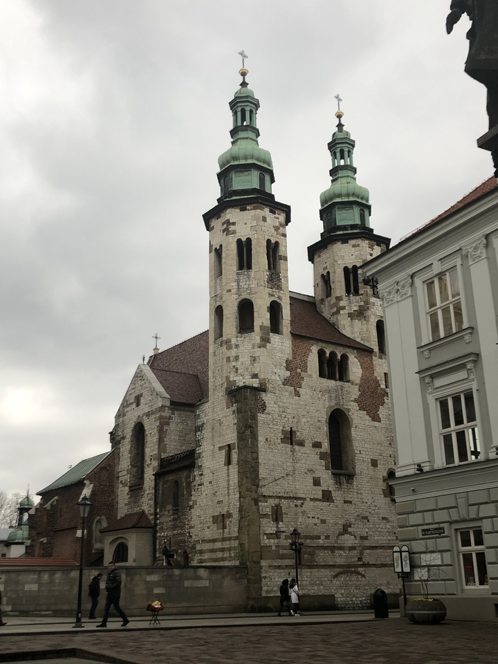 Église historique avec une façade en pierre dans une ville.