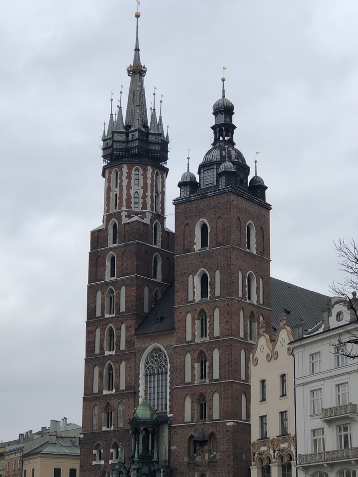Basilique Sainte-Marie aux tours jumelles à Cracovie.