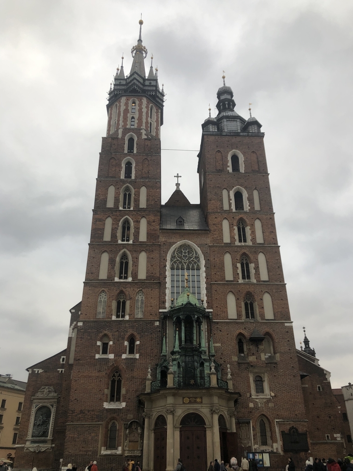 Façade de la basilique Sainte-Marie avec des caractéristiques gothiques.