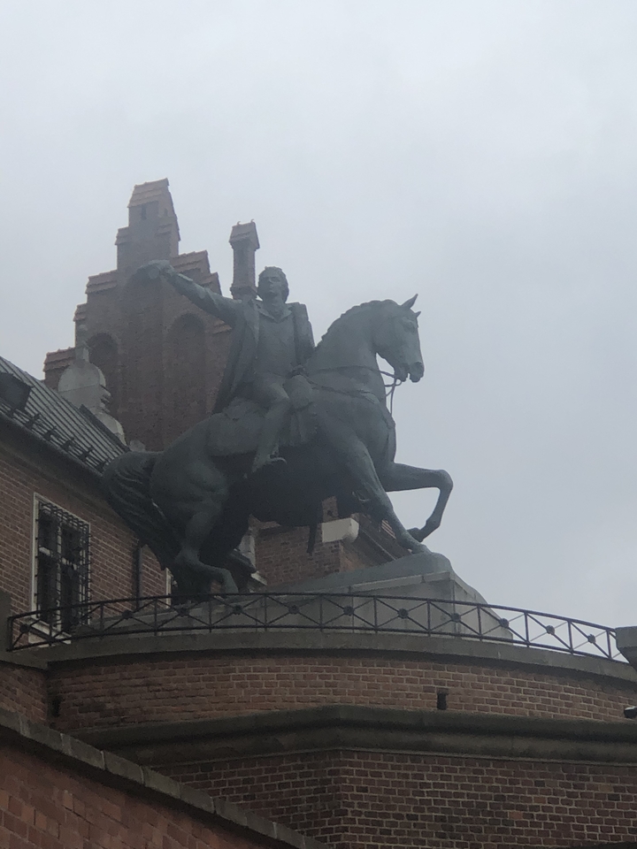 Statue équestre d'une figure à cheval.