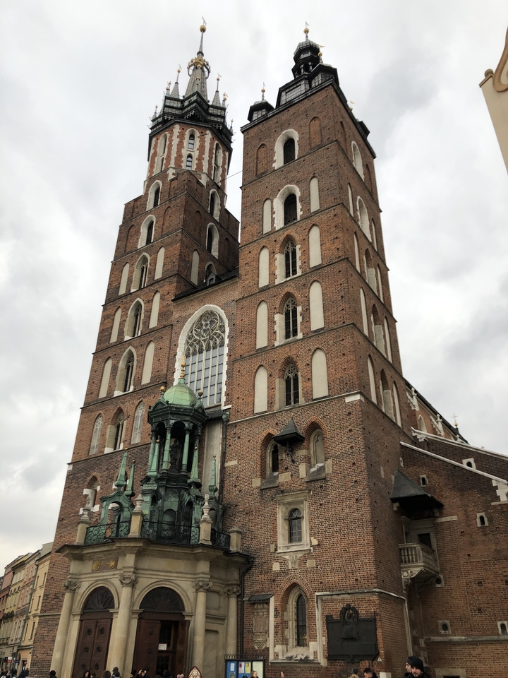 Gros plan de la basilique Sainte-Marie avec une architecture détaillée.