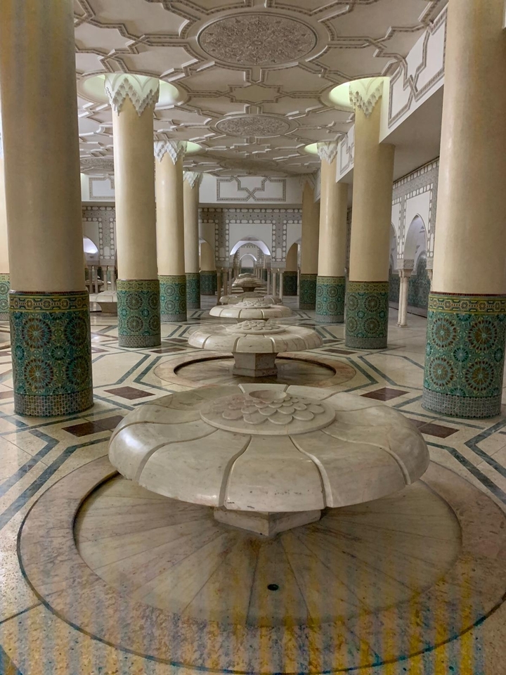 Vue intérieure d'un bain public carrelé.