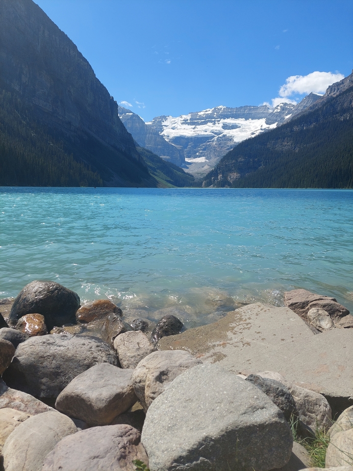 Gros plan sur les eaux du lac avec des montagnes en arrière-plan.