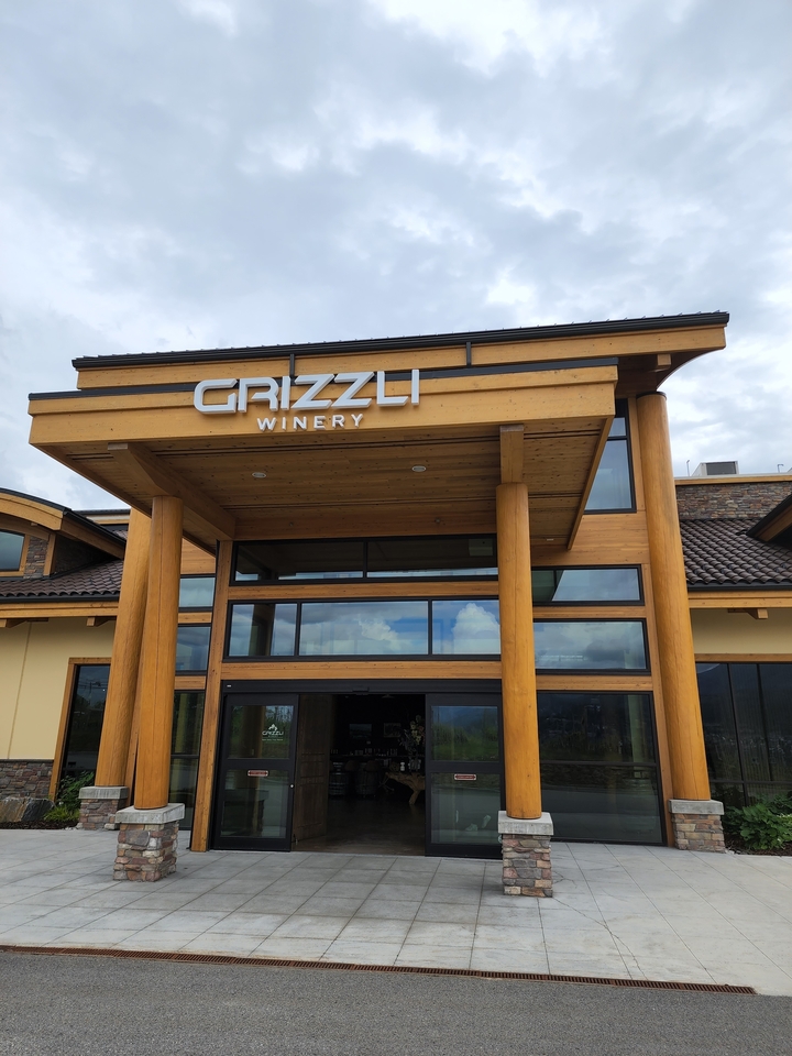 Entrée du domaine viticole Grizzli avec une architecture en bois.