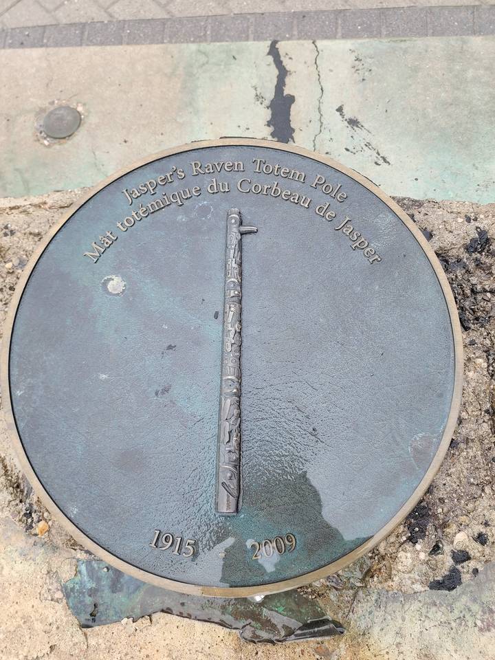 Plaque d'un mât totémique avec inscriptions.