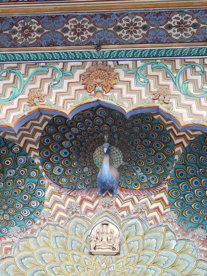 Aufwändige Pfauendekoration an einer Decke.