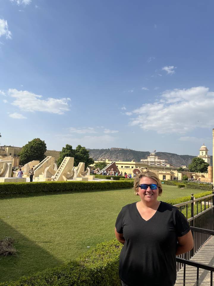 Personne debout sur une terrasse avec vue sur la ville au loin.