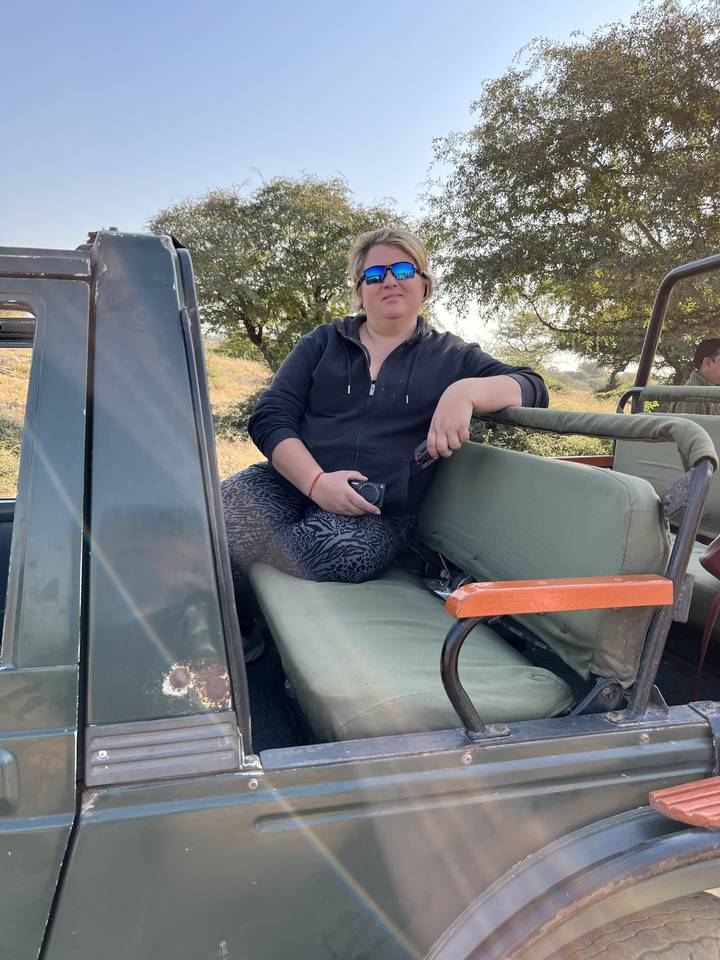 Personne assise dans une jeep pendant un safari.