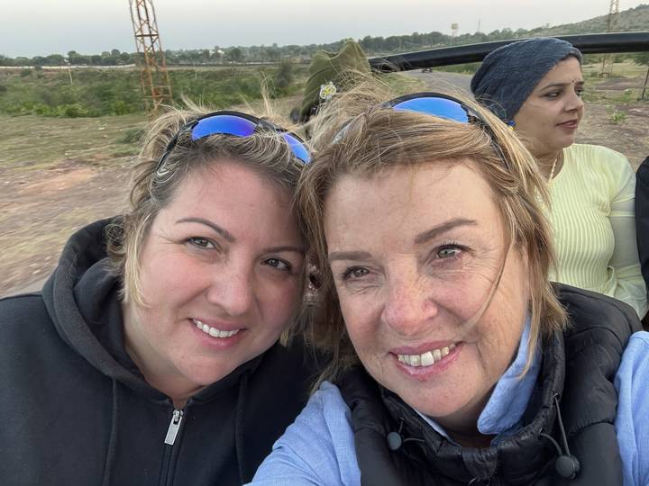 Deux personnes souriantes près de la caméra avec un arrière-plan flou.