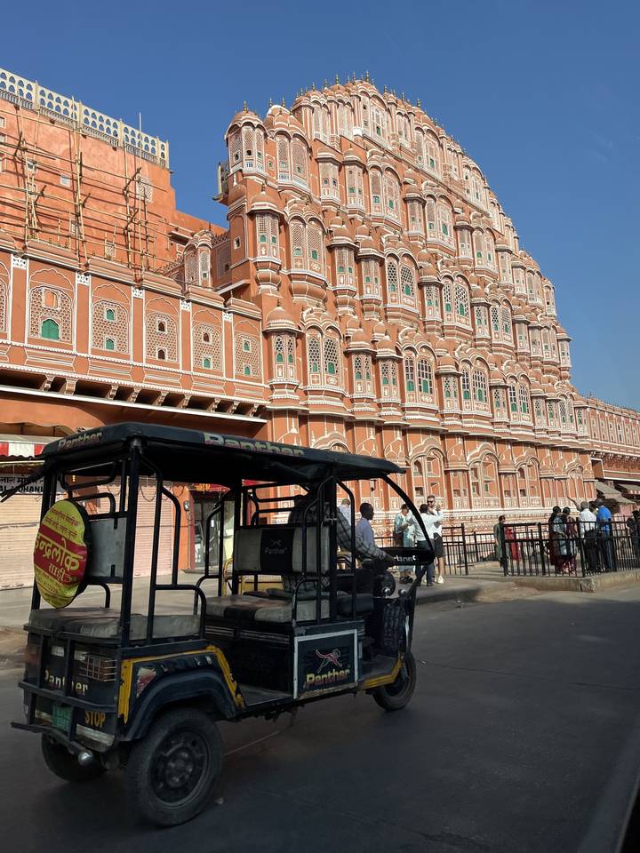 Hawa Mahal à Jaipur avec un tuk-tuk devant.