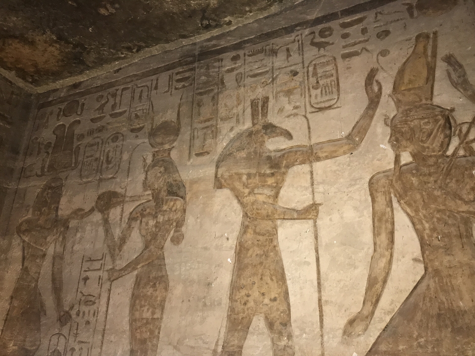 Sculptures murales de l'Égypte antique avec hiéroglyphes.