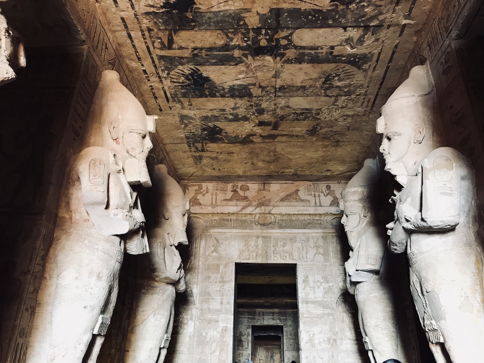 Vue intérieure d'un temple avec de grandes statues et sculptures.
