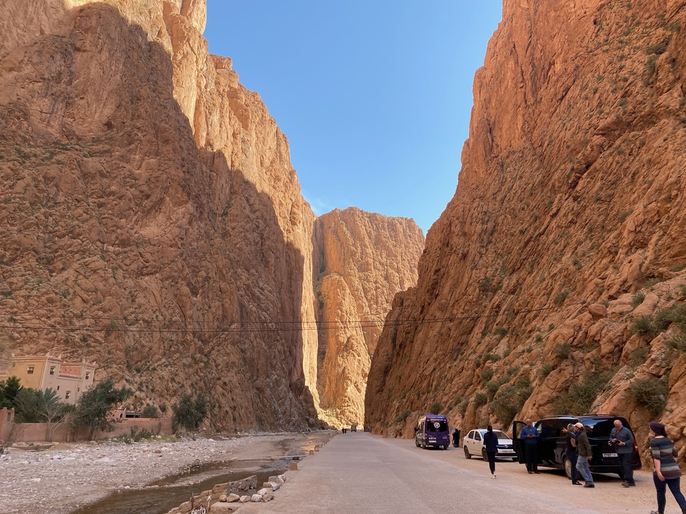 Des formations rocheuses imposantes avec une route qui les traverse.