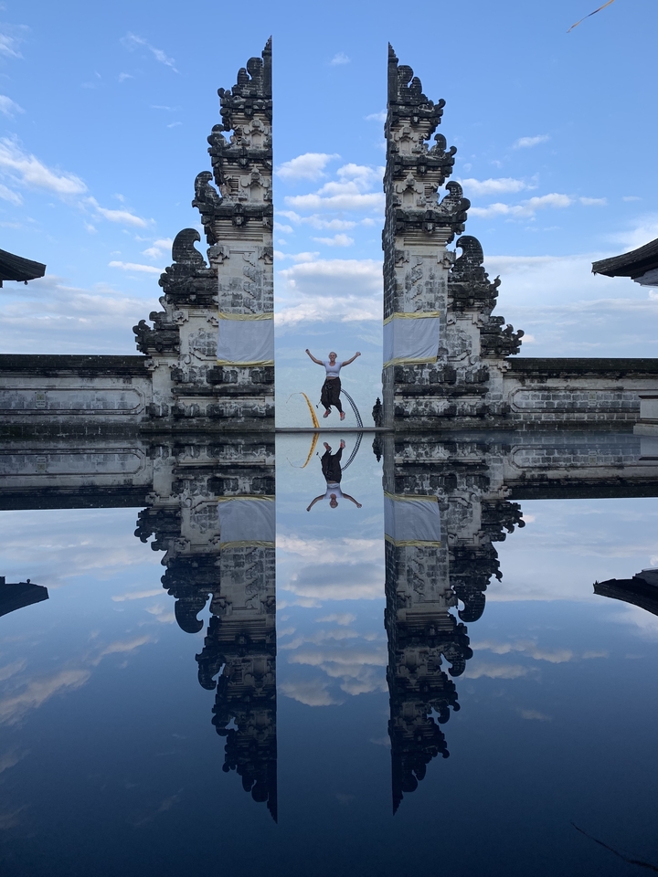 Personne sautant aux Portes du Paradis avec reflet sur l'eau.