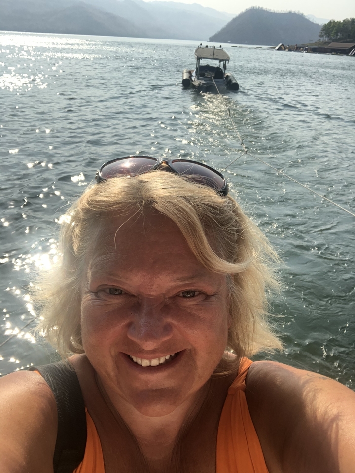 Gros plan d'un visage de femme avec de l'eau en arrière-plan.