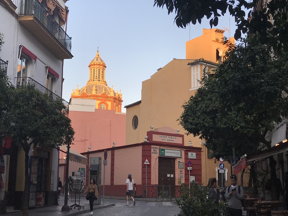 Vue de rue avec bâtiments colorés et dôme.