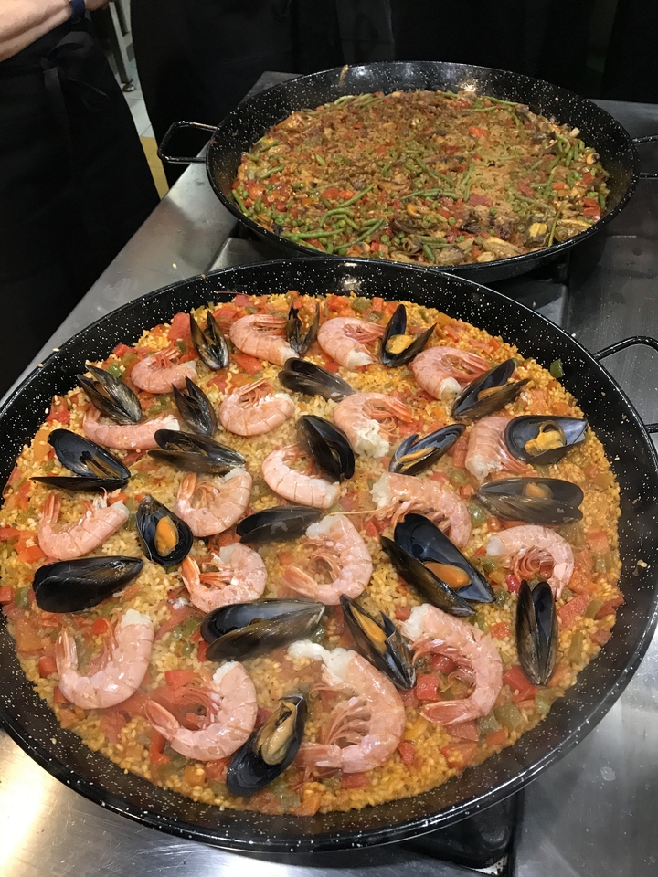 Paella espagnole traditionnelle aux fruits de mer.