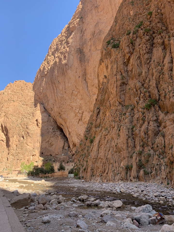 Formations rocheuses escarpées représentant probablement les gorges du Todra.