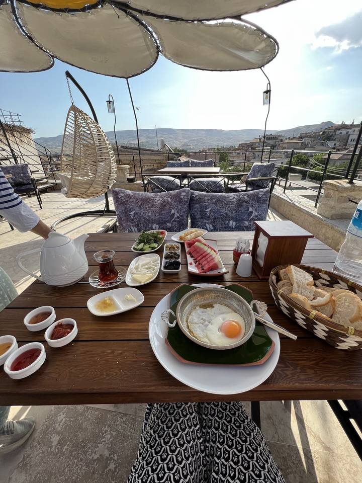 Configuration de petit-déjeuner sur un balcon avec vue.