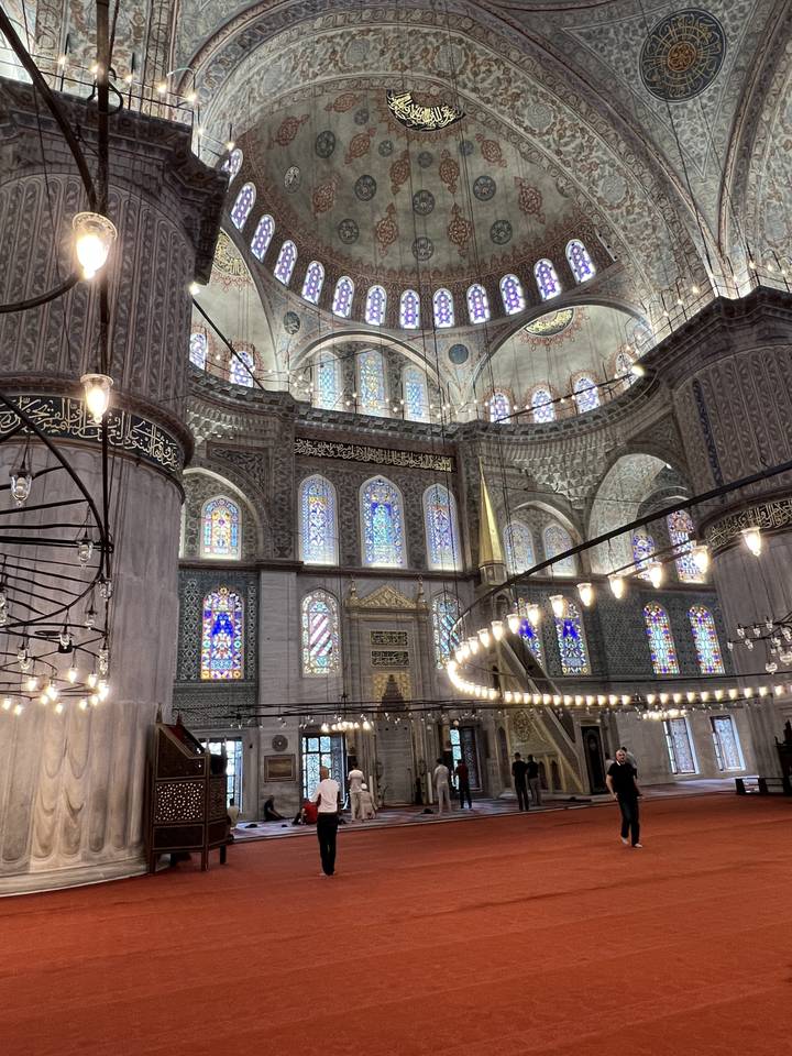 Intérieur d'une mosquée historique.