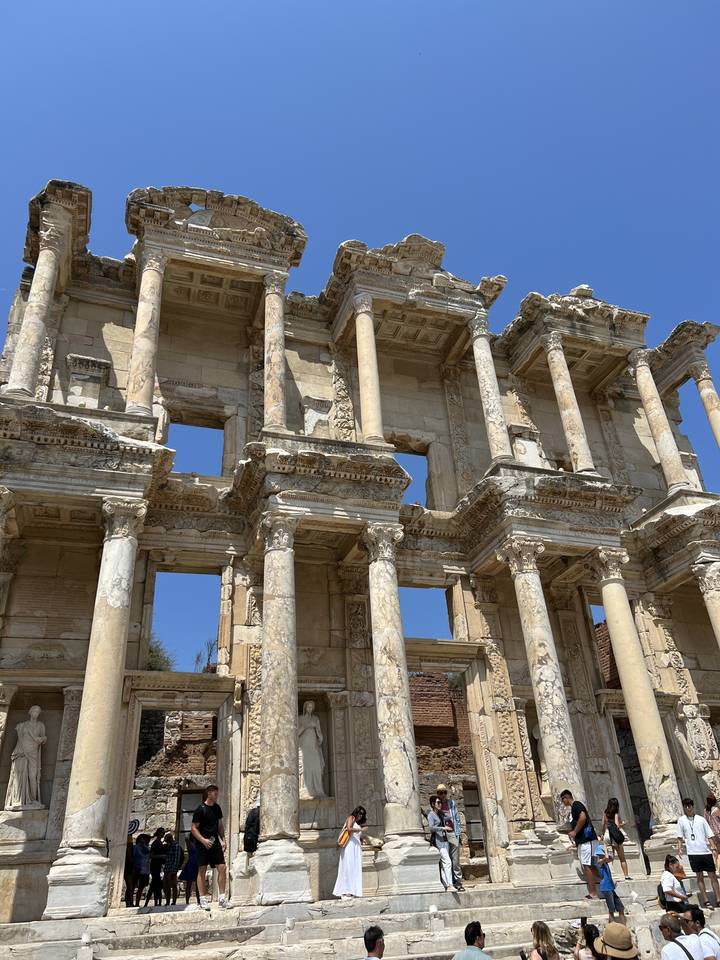 Ruines d'un bâtiment antique avec des colonnes corinthiennes.