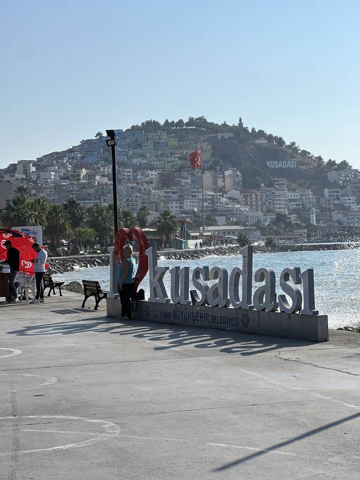 Vue d'une ville côtière avec un panneau indiquant « Kusadasi ».