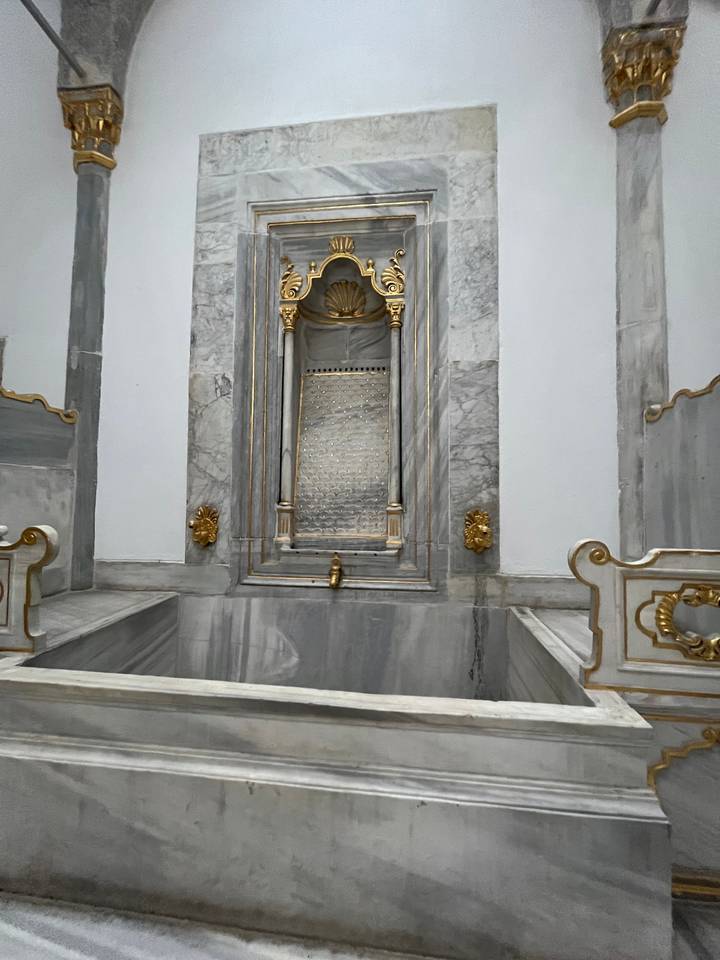Intérieur avec structure en marbre et décoration ornementée.