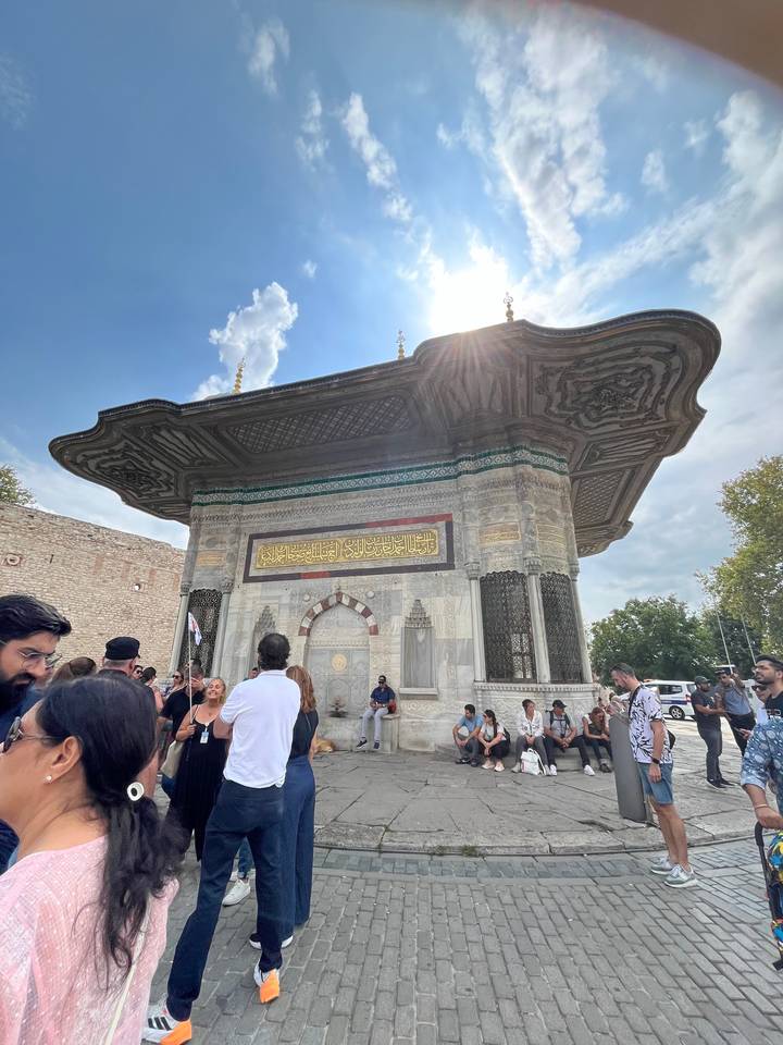 Des touristes se sont rassemblés devant un monument historique.