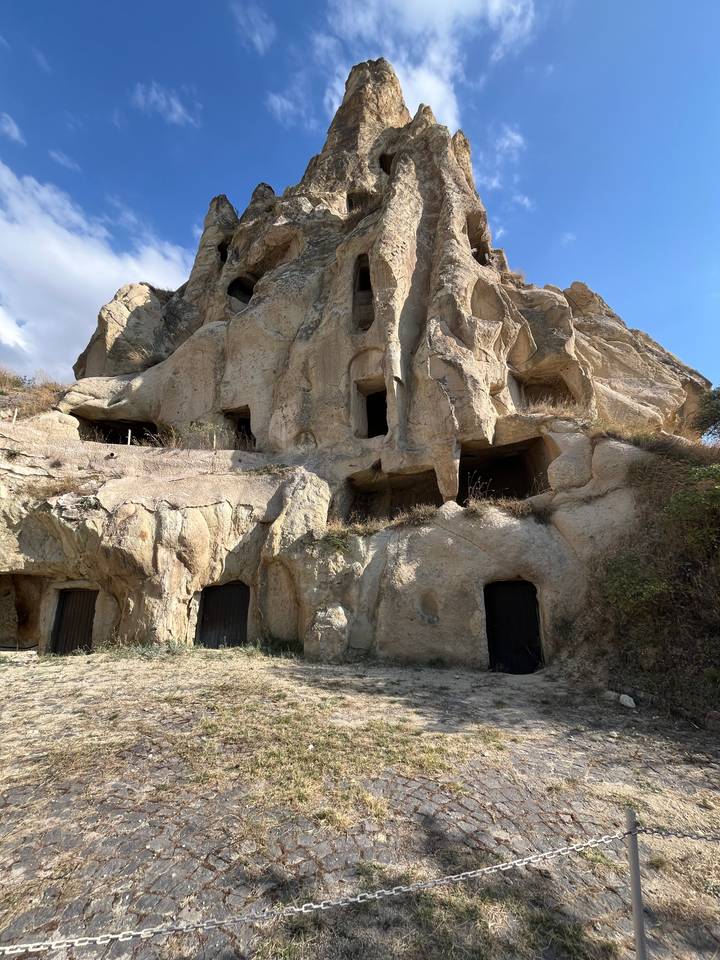 Formations rocheuses avec des ouvertures sculptées.