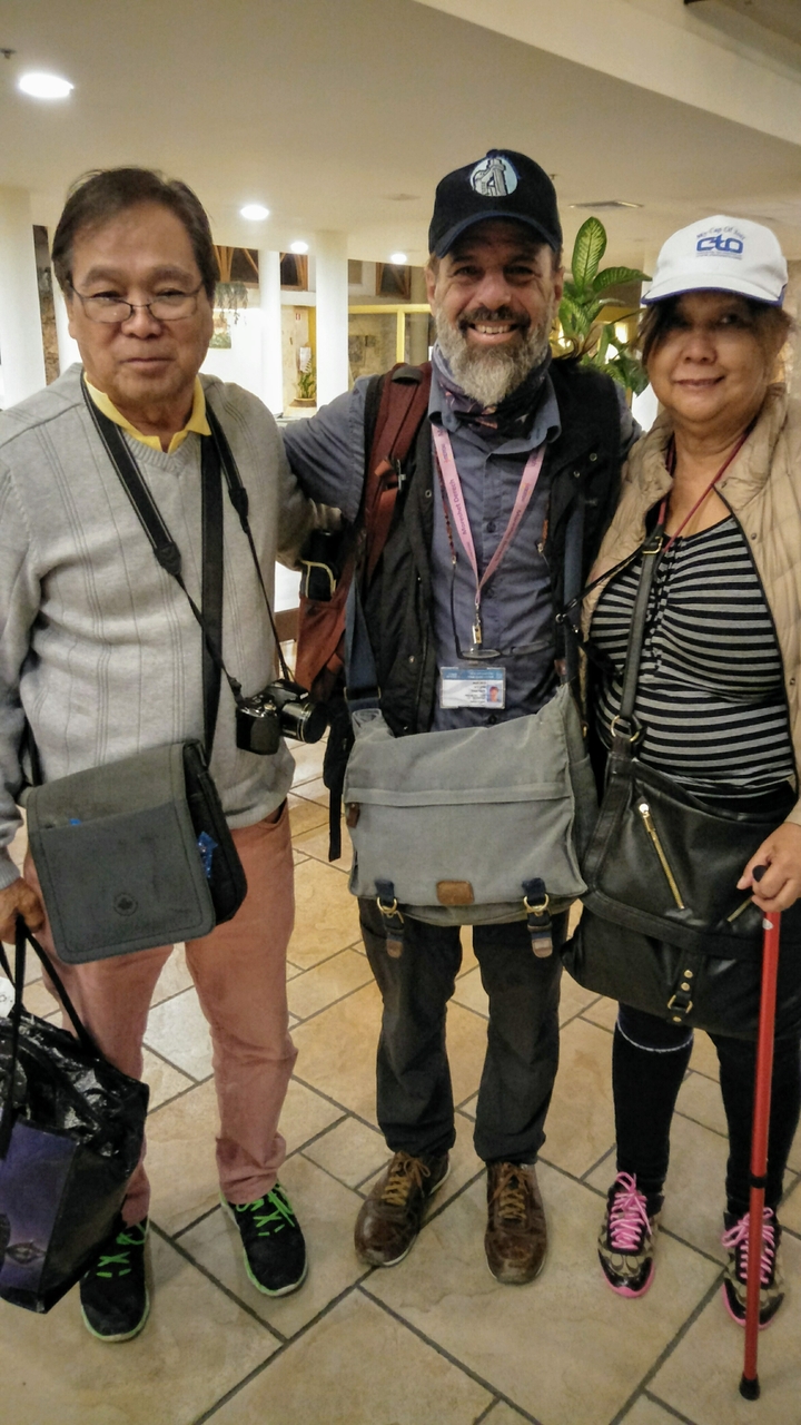 Des gens portant divers sacs et accessoires.