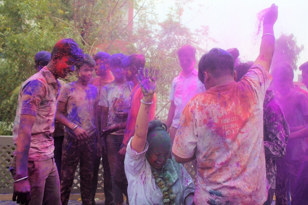Des gens célébrant le festival de Holi avec de la poudre colorée.