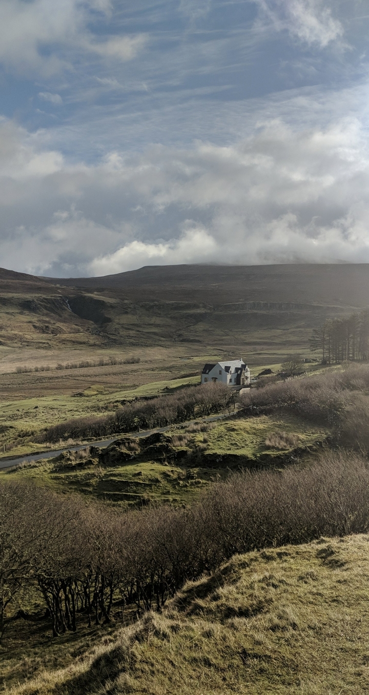 Maison blanche isolée dans un vaste paysage