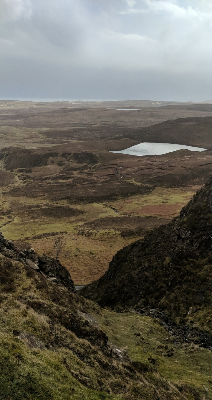 Vue étendue d'une lande avec un lac.