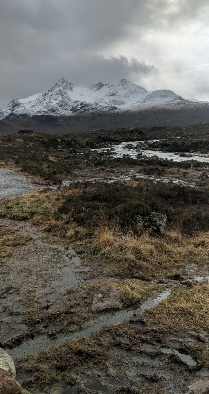 Rivière traversant une vallée rocheuse.