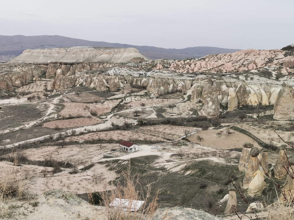Une vue panoramique du paysage rocheux de la Cappadoce avec des formations rocheuses uniques.
