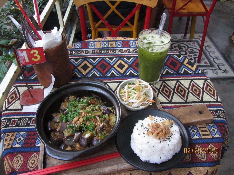 Repas vietnamien traditionnel sur une nappe colorée.