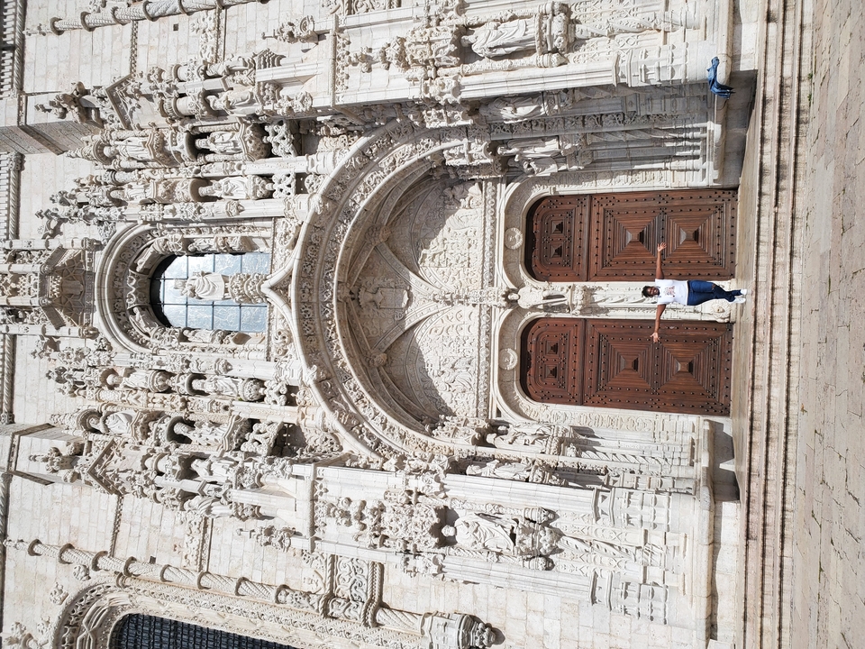 Une façade en pierre détaillée d'une entrée de bâtiment historique.