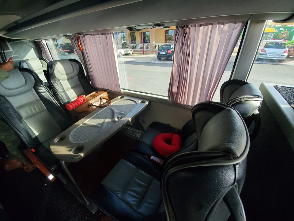 Intérieur d'un bus avec des sièges ronds autour d'une table.